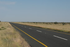 Auf dem Trans Kalahari Highway