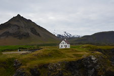 Einsamer Hof am Fusse des Vulkanes Snaefellsjökull