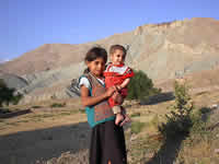 Kurdenmädchen mit ihrem Bruder