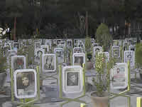 Auf dem Friedhof Golzãr-e Shohadã