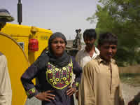 Strassenarbeiterin in Pakistan
