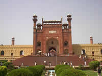Eingangsportal vor der Badshahi Moschee
