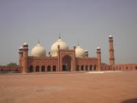 Der grosse Platz in der Badshahi Moschee