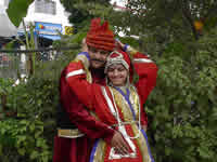Indisches Paar in der Garhwal-Tracht