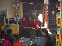 Buddhistische Mönche beten für die Gläubigen