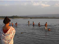 Auch die Kinder geniessen das Bad im Fluss