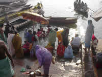 Das morgendliche Bad im Ganges
