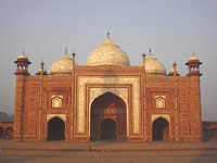 Eine der seitlichen Moscheen des Taj Mahal