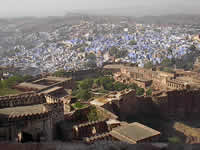 Blick über die Altstadt von Jodhpur mit ihren blauen Häusern