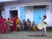Der Trommler macht sich bereit, um den Bräutigam durchs Dorf zu führen
