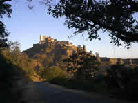 Das Fort von Kumbhalgarh in den ersten Sonnenstrahlen