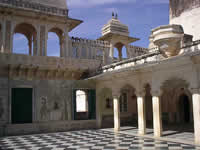 Ein kleiner Innenhof im Stadtpalast von Udaipur