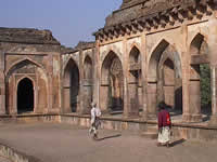 Pilger in einem der Paläste von Mandu