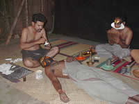 Ein wichtiger Bestandteil der Kathakali-Aufführung: das Schminken