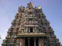 Einer der kleinen Tempeltürme von Sri-Meenakshi