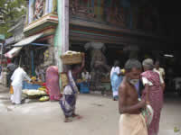 An einem der Eingänge zum Sri-Meenakshi-Tempel