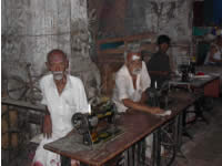 Im Basar vom Madurai warten die Schneider auf Kundschaft