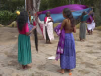 Frauen beim Trocknen der Saris