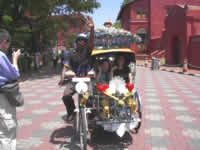 Rikschafahrer mit Touristen in Malakka