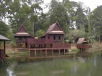 Eines der traditionellen Holzhäuser in "Mini Malaysia"