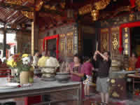 Gläubige in einem chinesischen Tempel