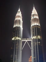 Die Petronas Twin Towers in Kuala Lumpur bei Nacht