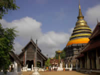 Auf dem Tempelgelände von Phra That Lampang Luang