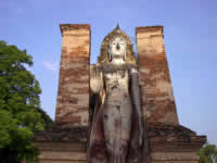 Sukhothai, zwei solche Buddhas flankieren den grossen Chedi beim Königspalast