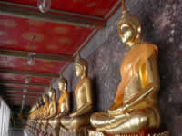 Buddhas in der Wandelhalle des Wat Suthat
