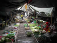 Markt an den Bahngleisen in Samut Songkhram