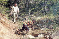 Die Kinder helfen auch beim Steineschleppen