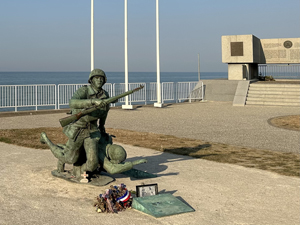 Omaha Beach Memorial (ein Soldat, der seinen verwundeten Kameraden an Land schleppt)