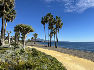 Die Strandpromenade zwischen Marbella und Estepona