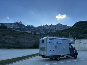 Parken mit Blick auf den "gesägten Berg" (Montserrat-Gebirge)