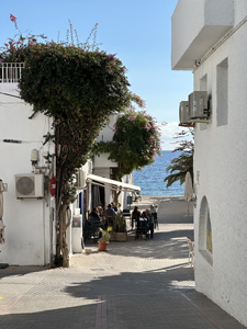Agua Amarga - weisse Häuser und Restaurants mit Blick aufs Meer