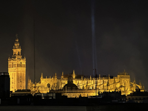 Kathedrale von Sevilla (die größte gotische Kathedrale der Welt) und ihr Glockenturm, die Giralda (das ehemalige Minarett)