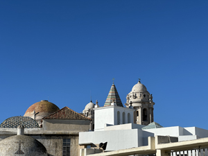 Die markante Dach- und Turmlandschaft der Kathedrale von Cádiz und der direkt angrenzenden alten Kathedrale