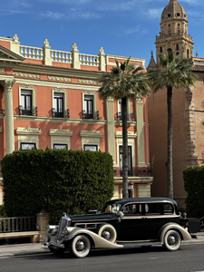 Oldtimer vor dem Palacio Episcopal (Bischofspalast) in Murcia