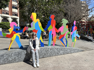 Skulpturengruppe des Künstlers Cristóbal Gabarrón mit dem Titel „Alone we are invisible, together we are invincible“ (Allein sind wir unsichtbar, zusammen sind wir unbesiegbar)