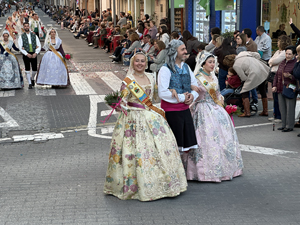 Traditionelle valencianische Trachten während des Festivals Las Fallas